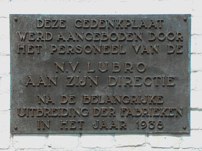 822686 Afbeelding van de bronzen plaquette door het personeel van Brood- en Banketbakkerij Lubro in 1938 geschonken aan ...